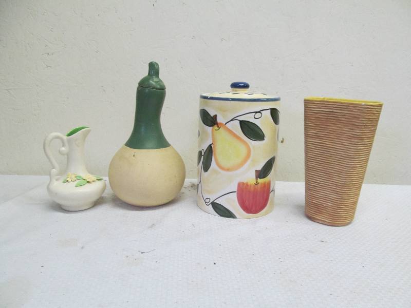 lot 125 image: Shawnee vase ,Weller jug
