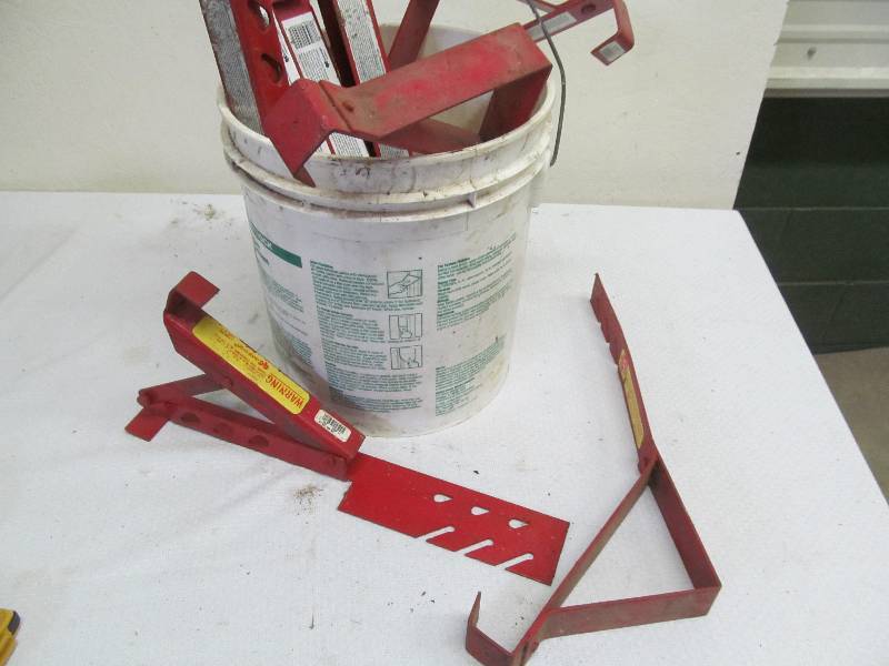 lot 138 image: roofing scaffolding brackets