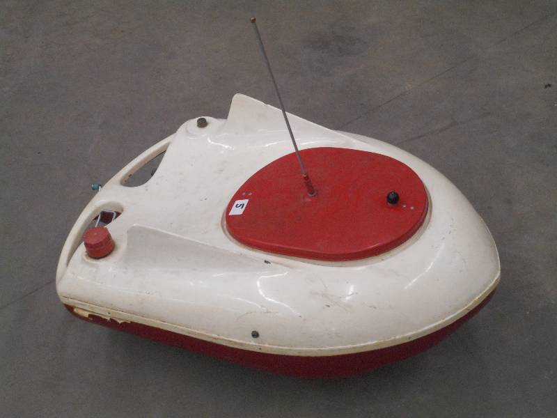 lot 5 image: Vintage Single-Cylinder Gas Powered...