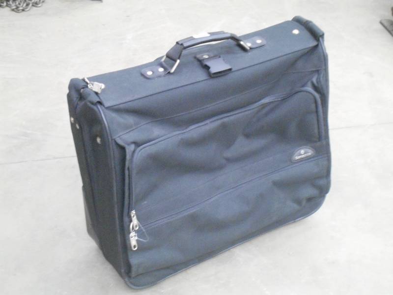 lot 32 image: Samsonite Luggage Garment Bag ...