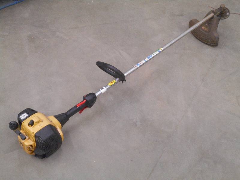 lot 39 image: Craftsman Professional Grass Trimme...