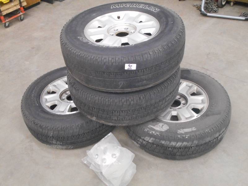 lot 90 image: (4) Ford 17 6-Lug Wheels With Cent...