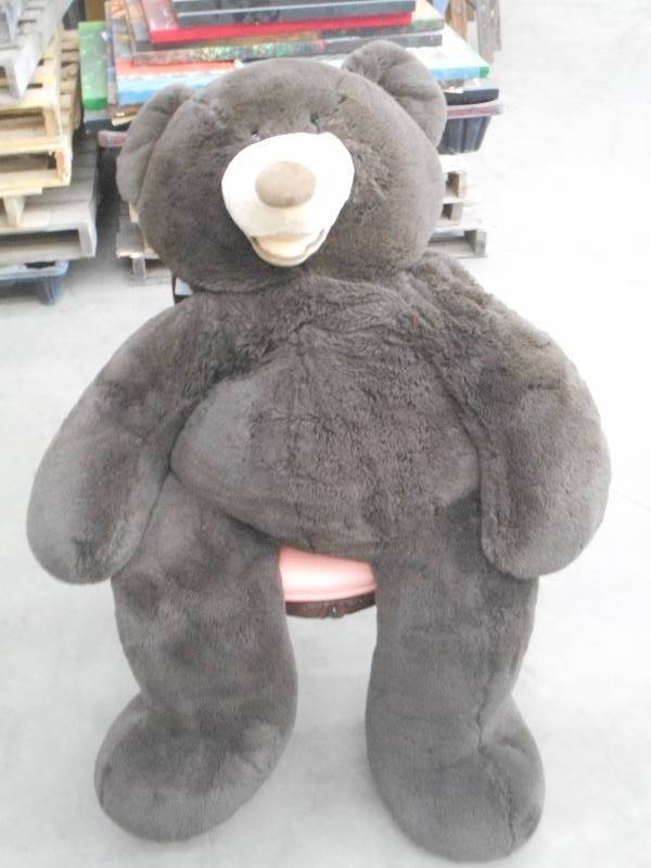 lot 113 image: 4.5ft Stuffed Bear, Good Condition ...