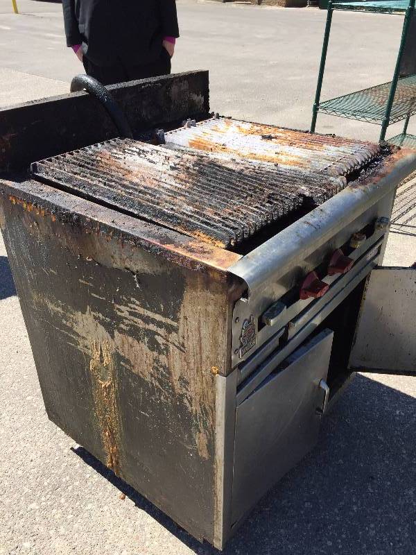 lot 14 image: 31 inch Wolf Propane Char-Broiler, 5 burners