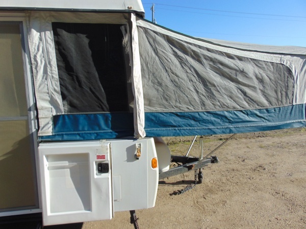 lot 3 image: 1998 Jayco Heritage Cascade Pop Up Camper