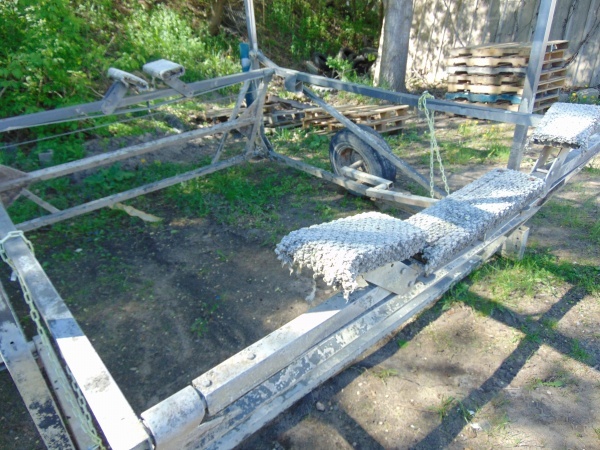 lot 6 image: 2500 Lb Hewitt Boat Lift With Canopy