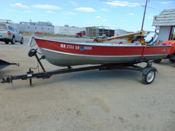 lot 2 image: 14 Lund Fishing Boat With 25HP Evinrude Outboard and Trailer