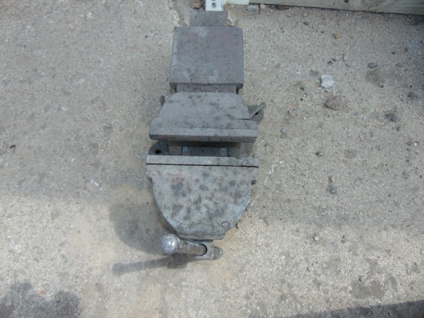 lot 99 image: Large Bench Vise