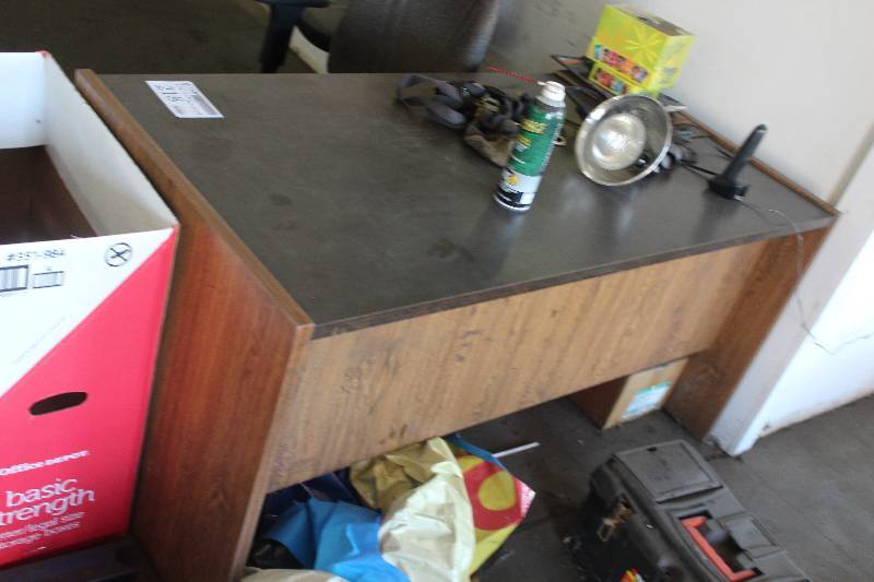 lot 218 image: Desk w 2-Chairs
