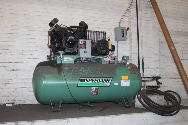 lot 3 image: Speedaire Air Compressor