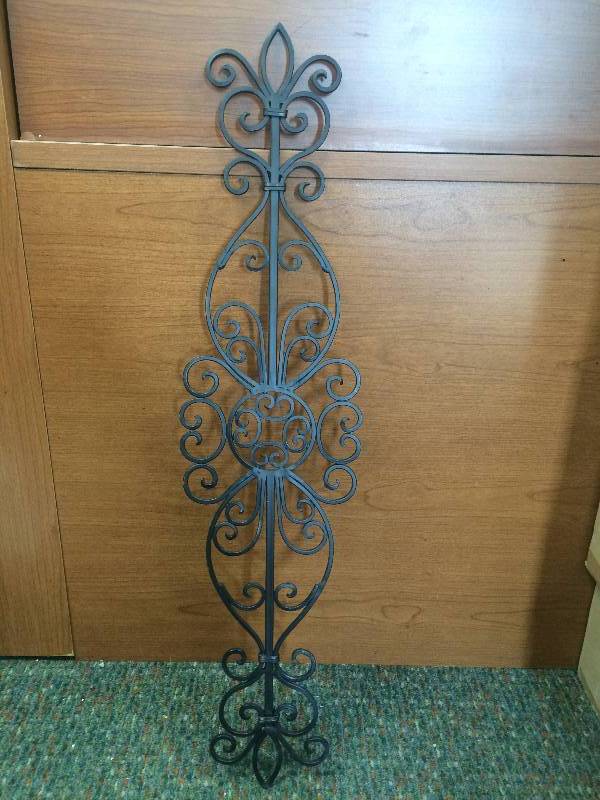 lot 1 image: Metal Wall Hanging