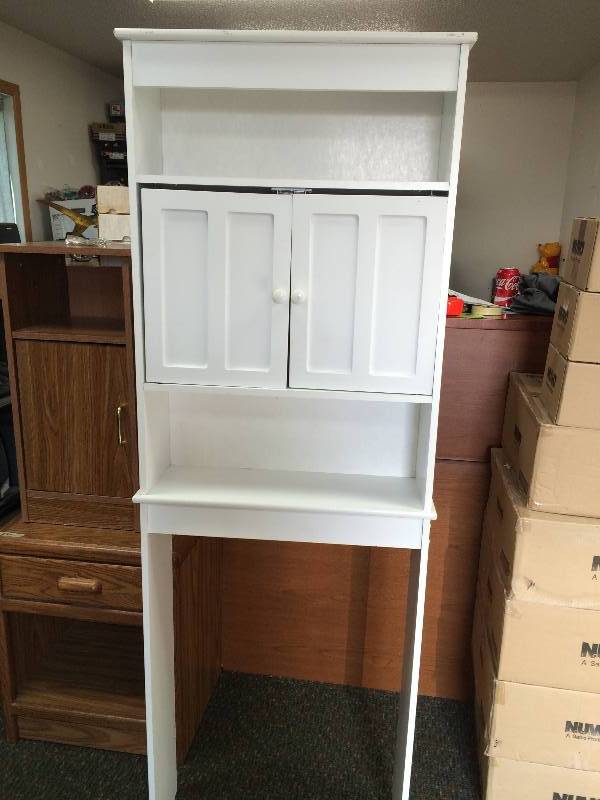 lot 38 image: Bathroom Floor Cabinet