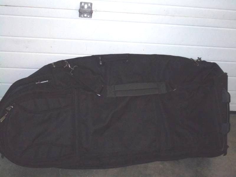 lot 20 image: Golf Club Luggage