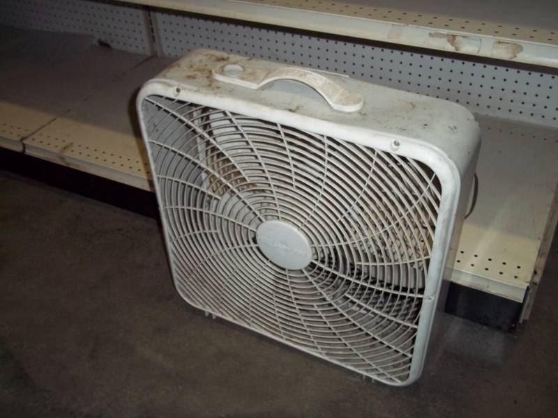 lot 34 image: 20 Box Fan