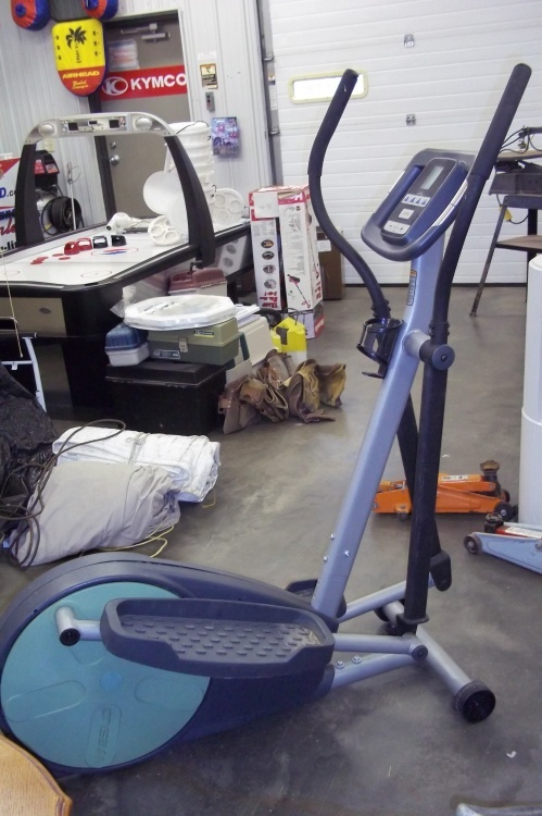 lot 35 image: Weslo Momentum 220x exercise machine