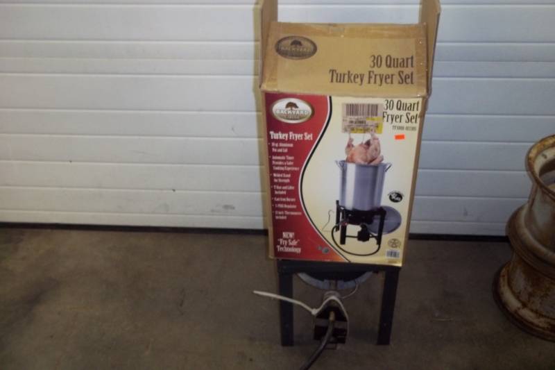 lot 37 image: 30 Quart Turkey Fryer Set