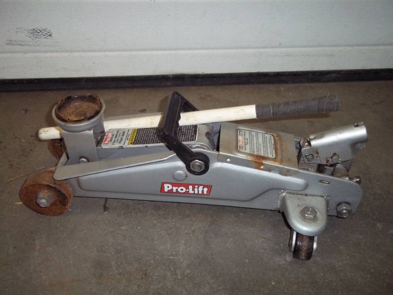 lot 42 image: 2 ton floor jack