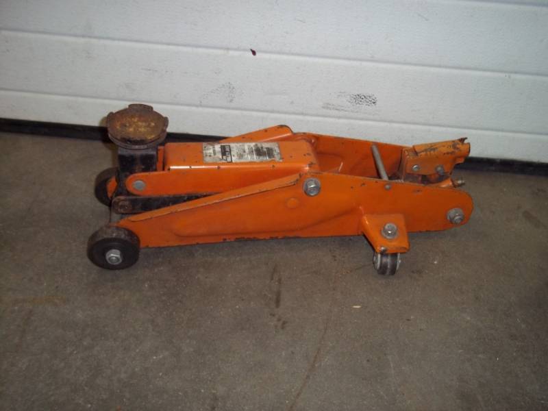 lot 43 image: 2 ton floor jack