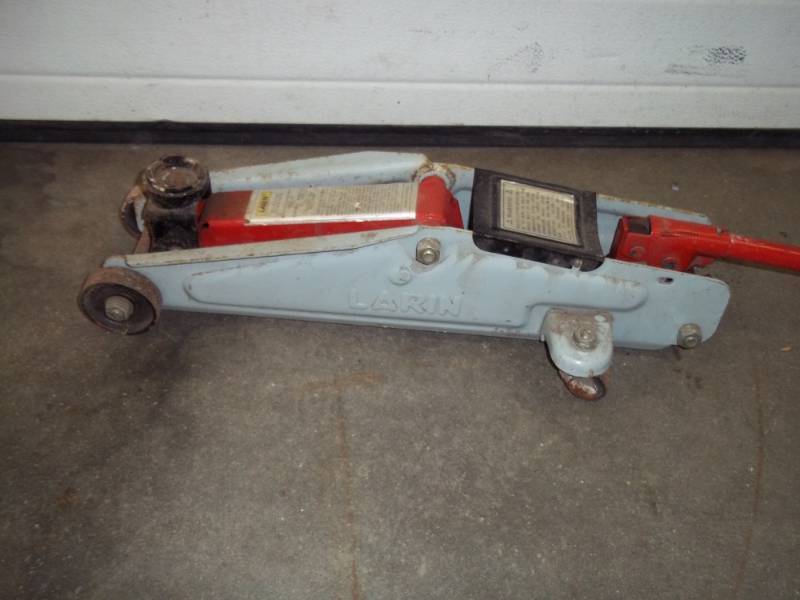 lot 44 image: 2 ton floor jack