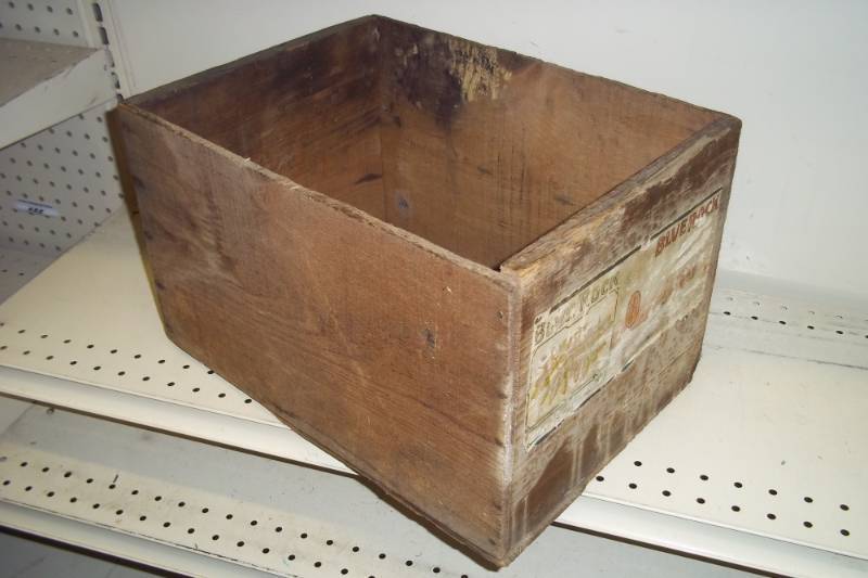 lot 59 image: Vintage wood box