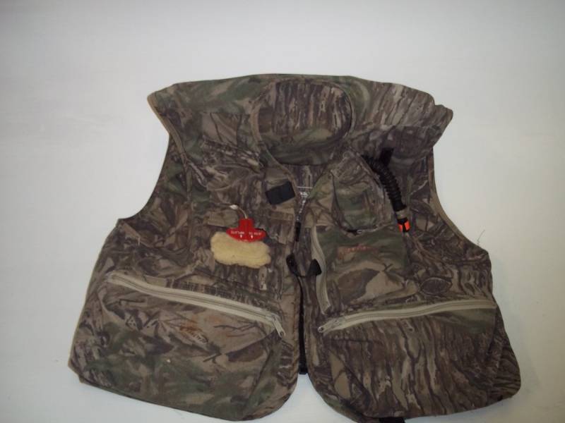 lot 74 image: Inflatable Life Jacket camo Large