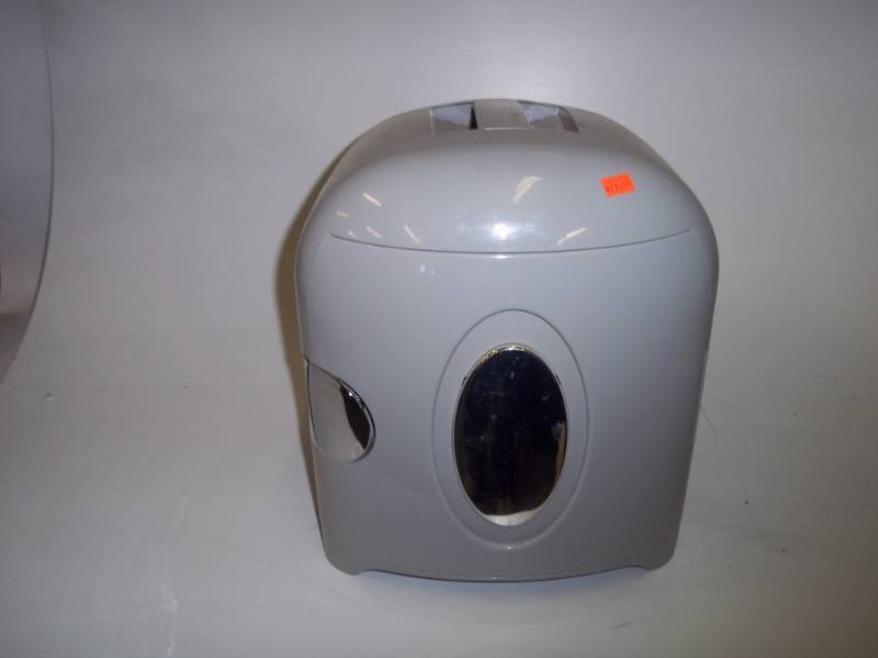 lot 87 image: 12v Fridge