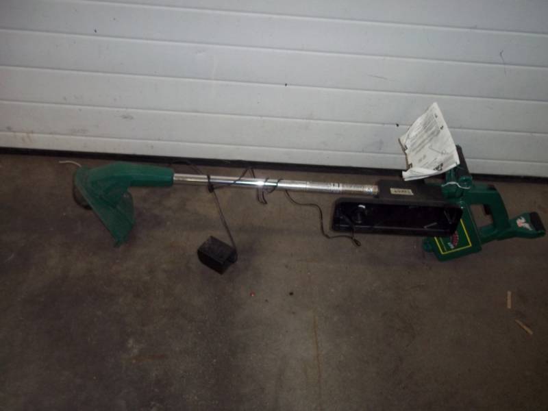 lot 134 image: Weed Eater String Trimmer, battery powered, tested and works