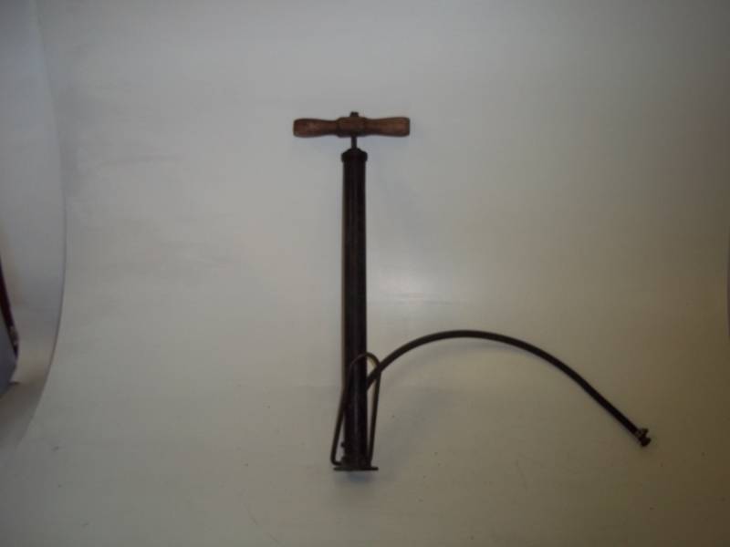lot 138 image: Vintage Air Pump
