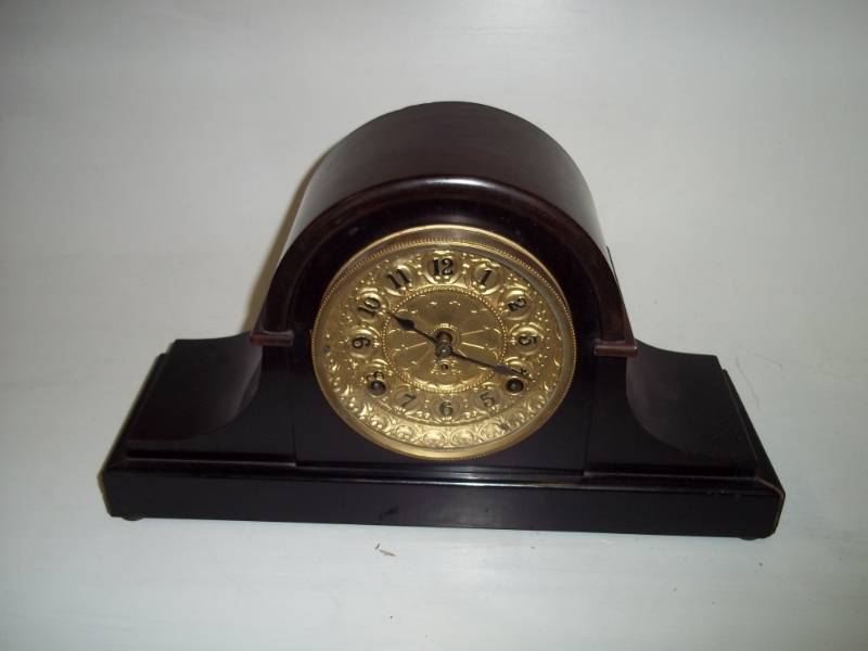 lot 153 image: Vintage Clock with Key
