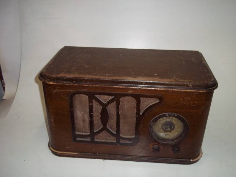 lot 154 image: Vintage Radio