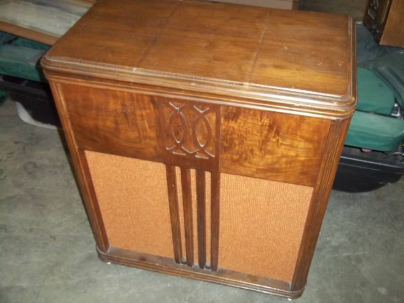 lot 155 image: Vintage Turntable and short wave radio