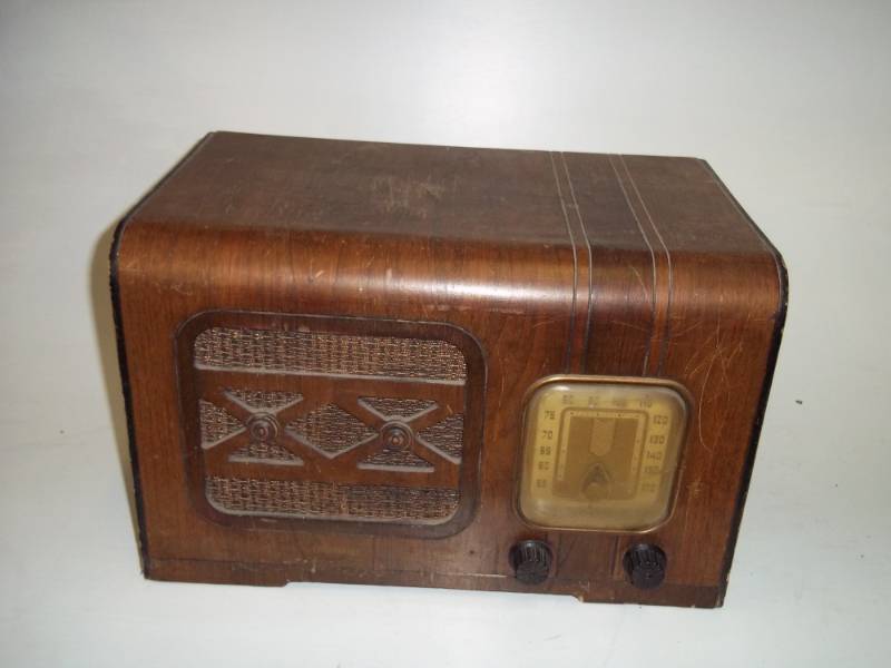 lot 157 image: Vintage Radio