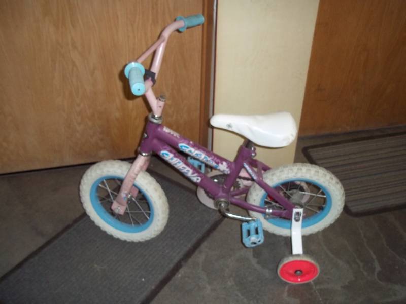 lot 175 image: Purple bike with training wheels