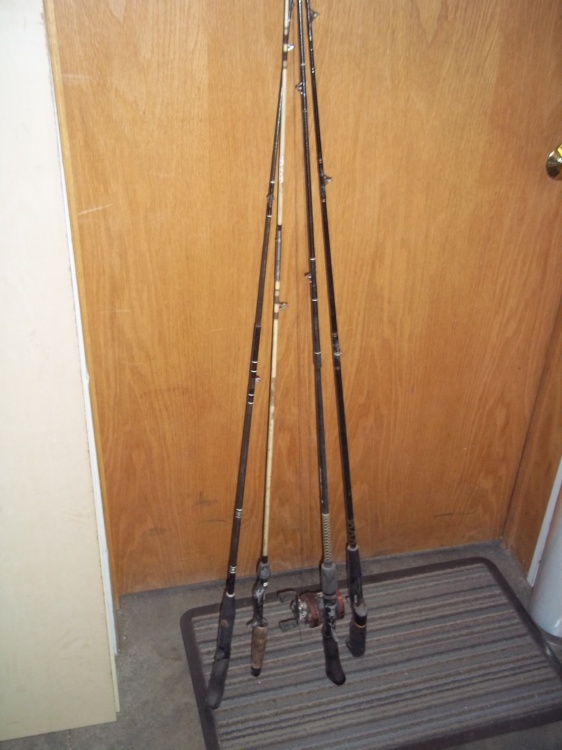 lot 179 image: 4 fishing rods with one reel