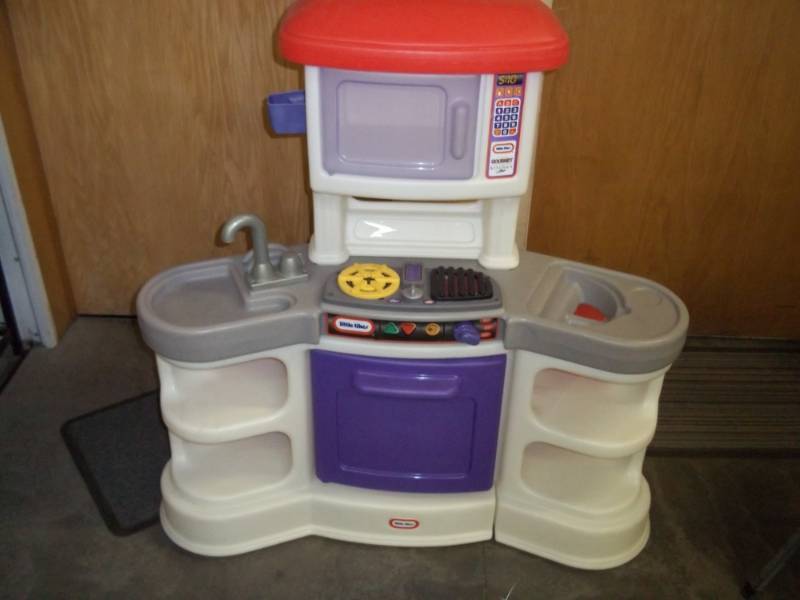 lot 180 image: Child Kitchen