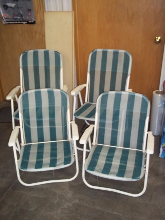 lot 195 image: 4 green striped lawn chairs