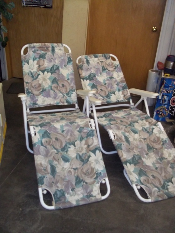 lot 196 image: Pair of folding lounging chairs