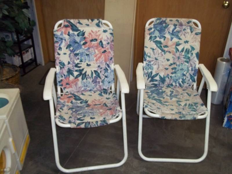 lot 202 image: Pair of folding lawn Chairs