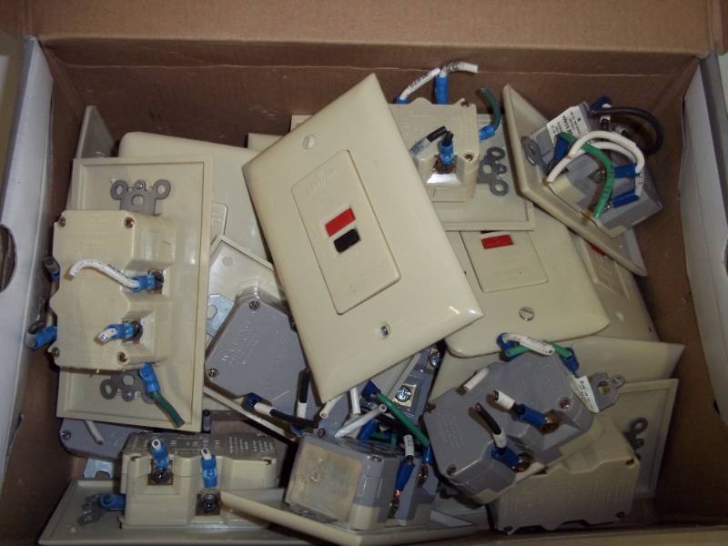 lot 250 image: 21 GFI Units