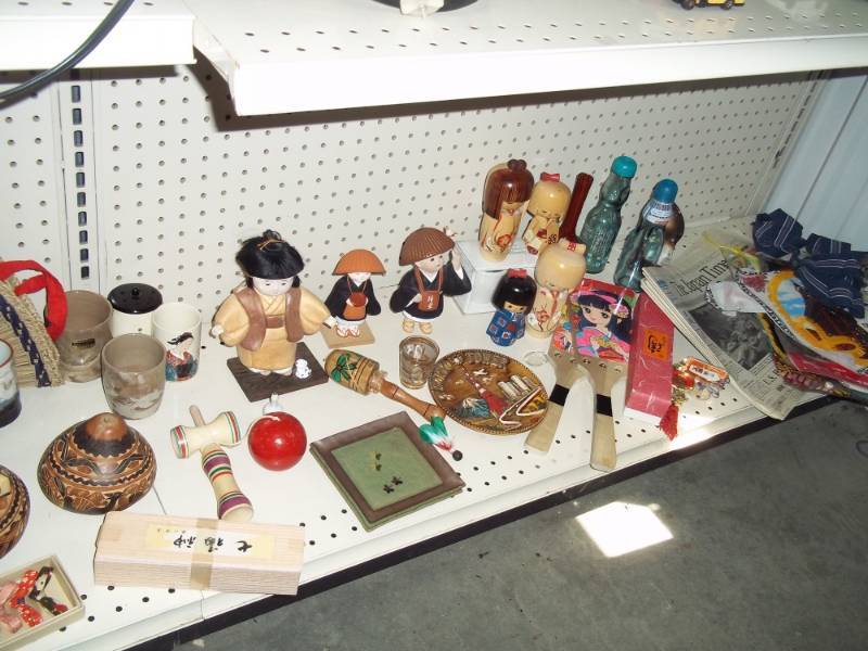 lot 351 image: Japanese Items including dolls and souvenirs