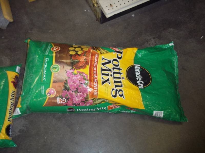 lot 352 image: 2 cuft of Miracle-gro Potting Mix
