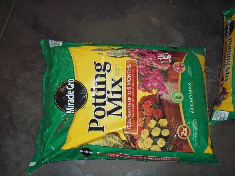 lot 353 image: 1.25 cuft of Miracle-gro Potting Mix