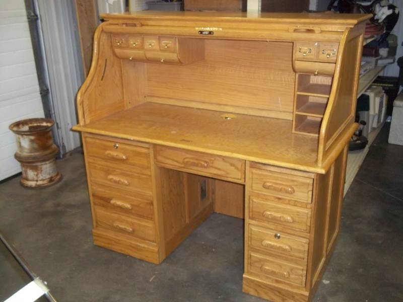 lot 2 image: Roll Top Desk with keys