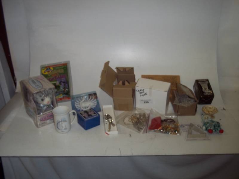 lot 377 image: Lot of Jewelry and dcor items