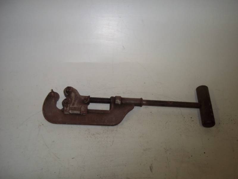 lot 385 image: Large Pipe Cutter