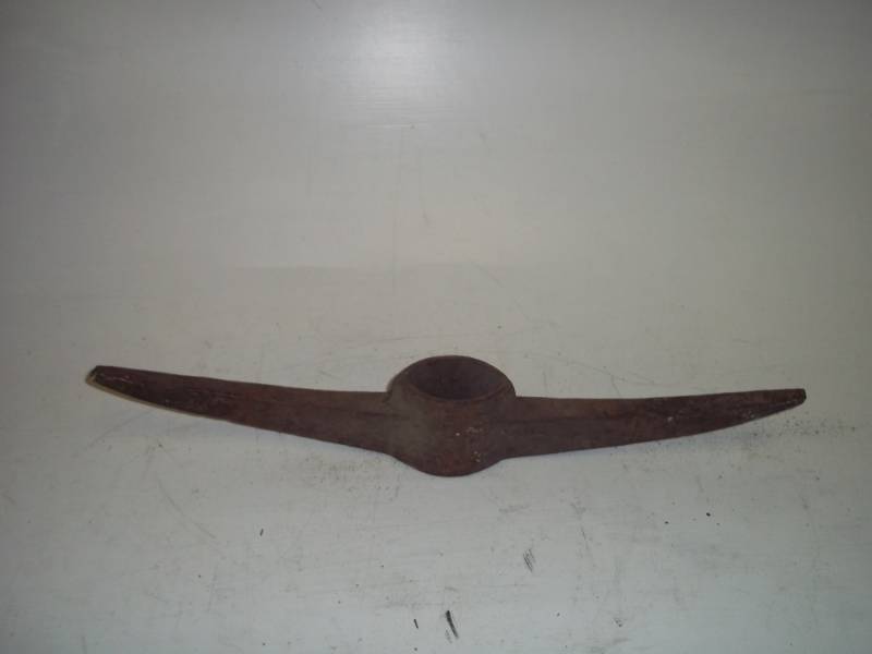 lot 387 image: Pick axe head