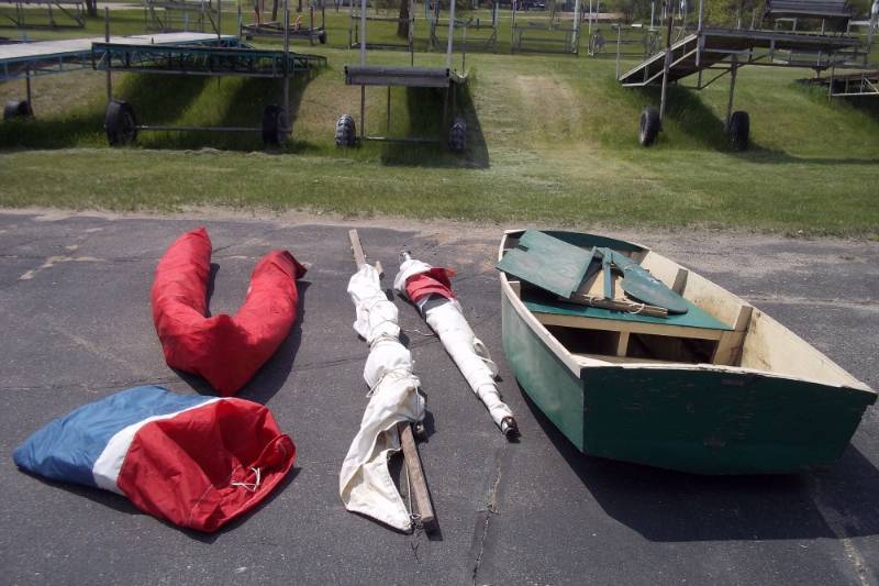 lot 391 image: 8 Wooden Sailboat with sails