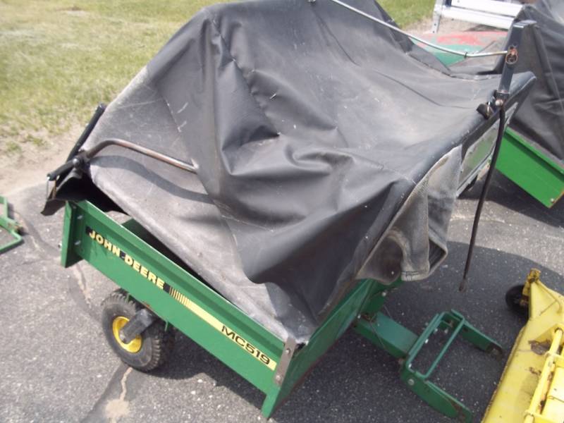 lot 397 image: John Deere MC 519 Bagger cart with tube fits a John Deere 318