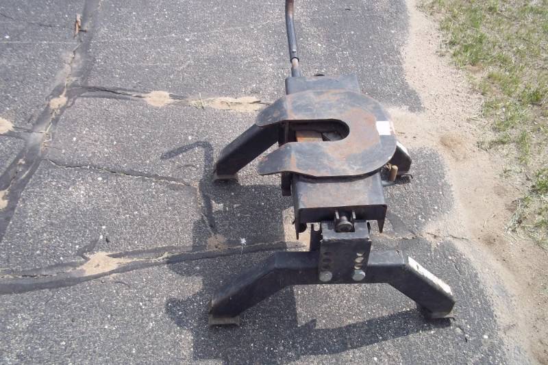 lot 400 image: Fifth Wheel Hitch