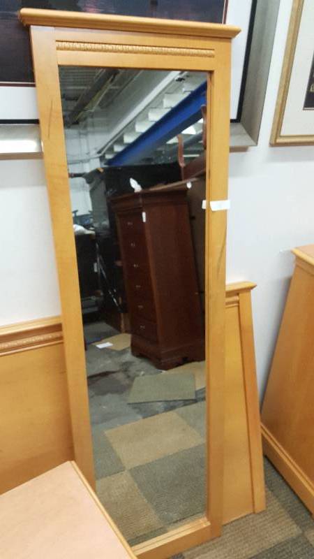 lot 14 image: Maple Bedroom Set 4 Piece.  Head Board, Mirror,  TV 3 Drawer Dresser, and Night Stands.  Gold Speckle Maplle Finish.
